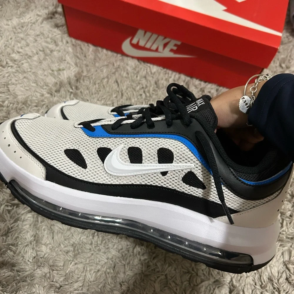 Nike Men's Black/White/Blue Mesh Athletic Air Sole Sneakers - Picture 4 of 7